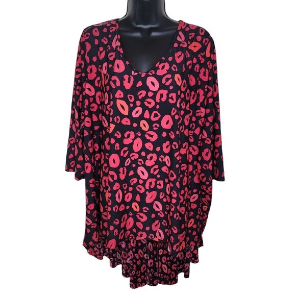 Attitudes by Renee pleat back animal/lips kisses print top size 1XP 1X petite - Picture 2 of 7